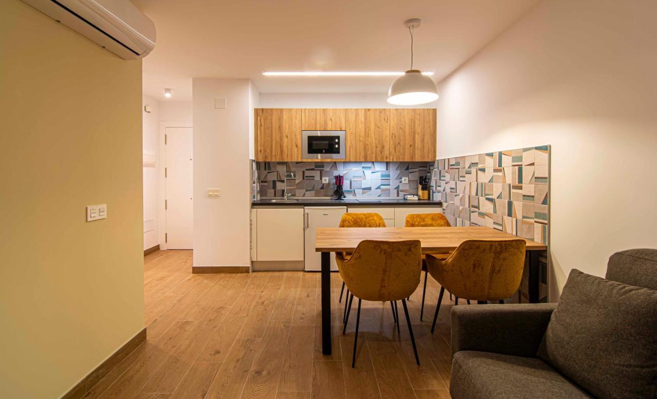 Apartamentos 1 Abril Μάλαγα Εξωτερικό φωτογραφία