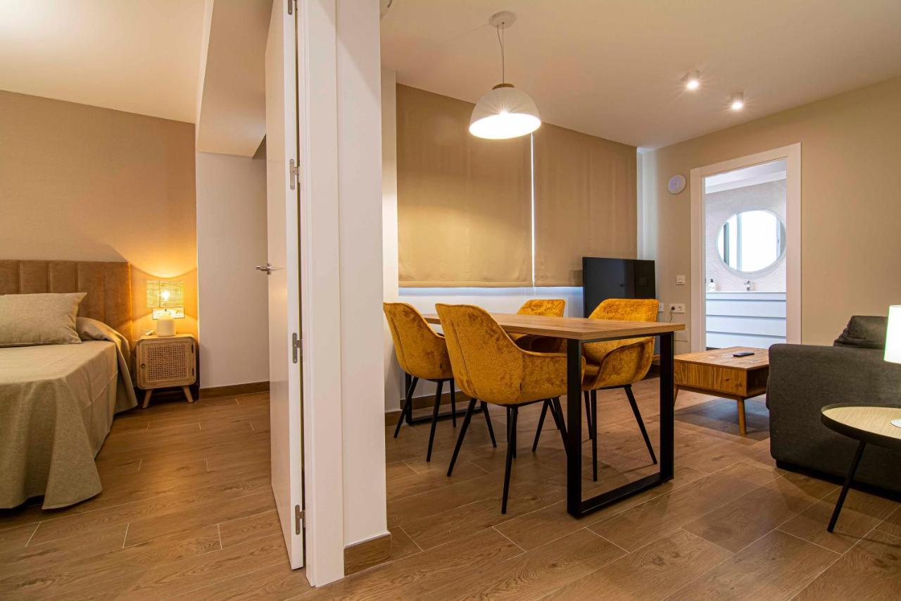 Apartamentos 1 Abril Μάλαγα Εξωτερικό φωτογραφία