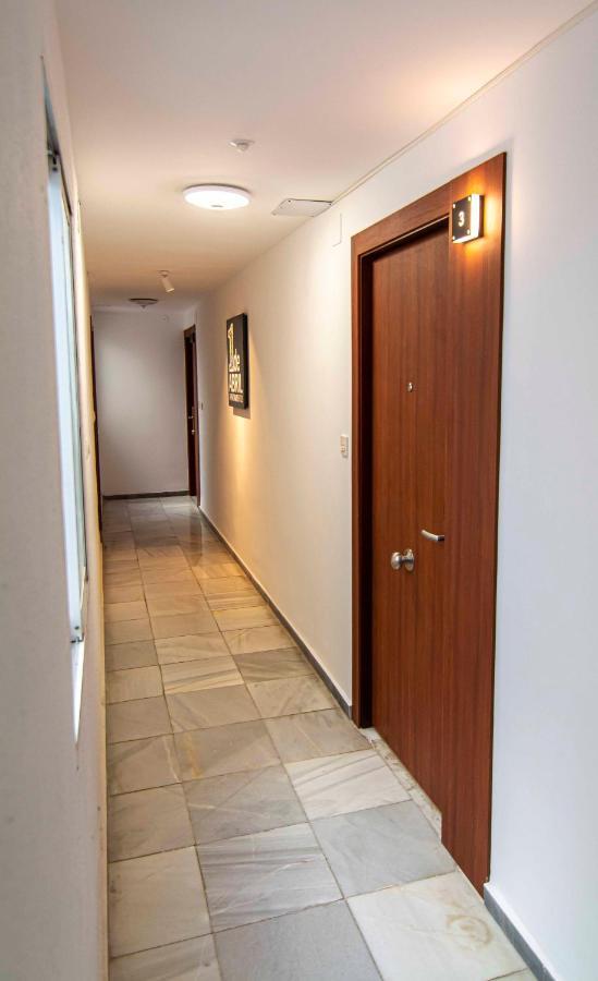 Apartamentos 1 Abril Μάλαγα Εξωτερικό φωτογραφία